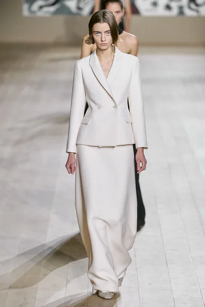 Look 16